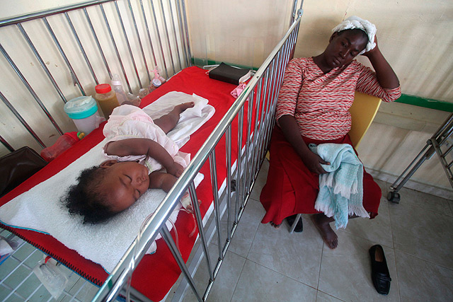 Una mujer cuida a su hija internada con sntomas de clera. | Efe