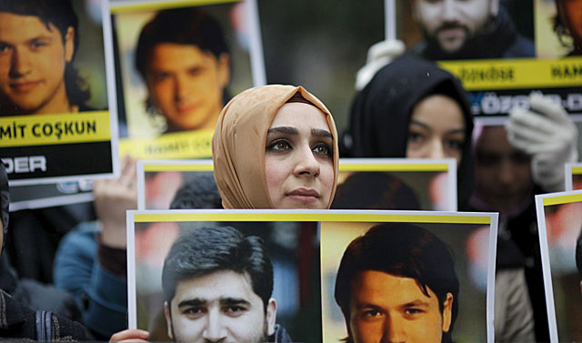 Manifestación para pedir la liberación de Adem Ozkose y Hamit Coskun el pasado marzo. | Reuters