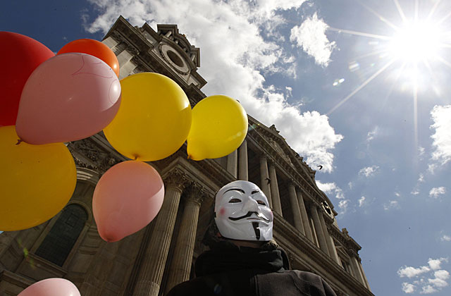 Un miembro de 'Occupy', en la manifestacin este sbado en St. Paul, en Londres. | Reuters