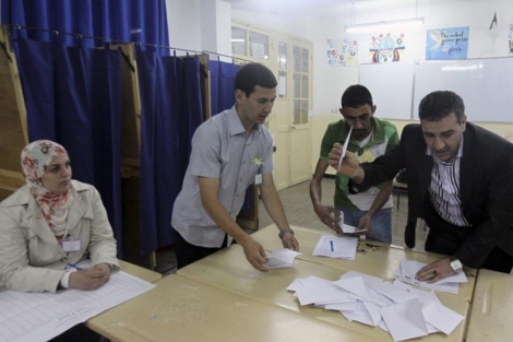 Recuento de votos tras el cierre de urnas en Argelia. | Efe