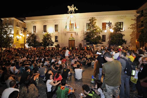 Los 'indignados', en la plaza del Ayuntamiento de Granada. | Jess G. Hinchado