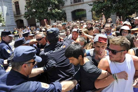 Agentes de la Polica se enfrentan a manifestantes del 15M en Granada. | Jess G. Hinchado
