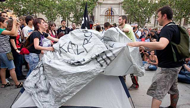 Unos manifestantes montan su tienda de campaa en la plaza del Ayuntamiento | Benito Pajares
