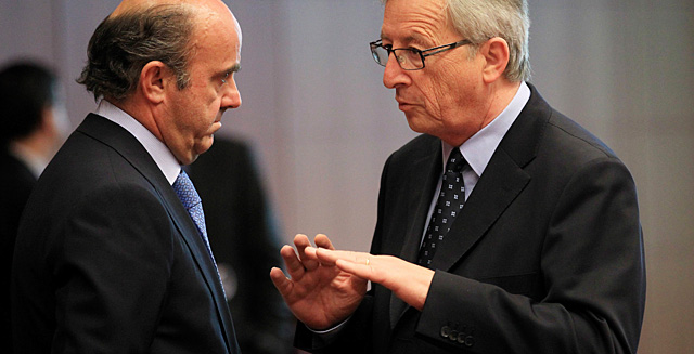 Luis de Guindos (i), con el presidente del Eurogrupo, Jean-Claude Juncker. | Efe