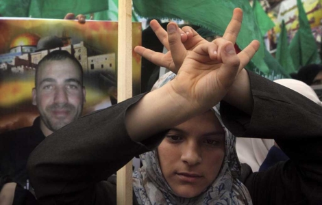 Una mujer palestina gesticula junto a una foto de un familiar durante una protesta este lunes. | Efe