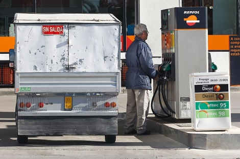 Un hombre reposta combustible en una gasolinera en Mlaga. | Antonio Pastor
