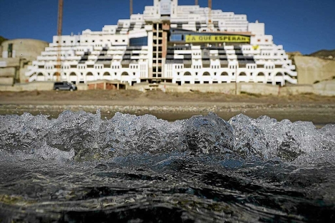 El hotel a medio construir en la playa del Algarrobico. | Miguel Cabrera