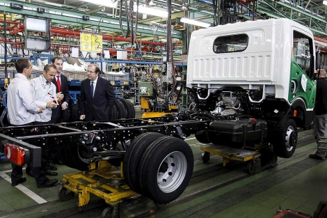 El director general de Nissan España y el presidente de la Junta visitan la factoría. | Efe