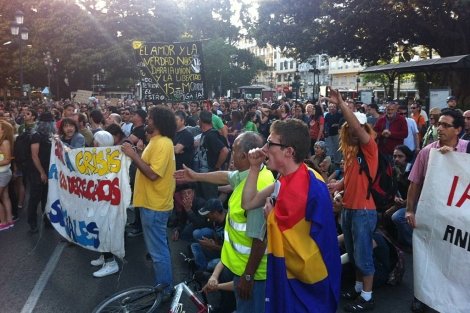 Miembros del 15M protestan ante la sede del TSJCV. | V.Bosch