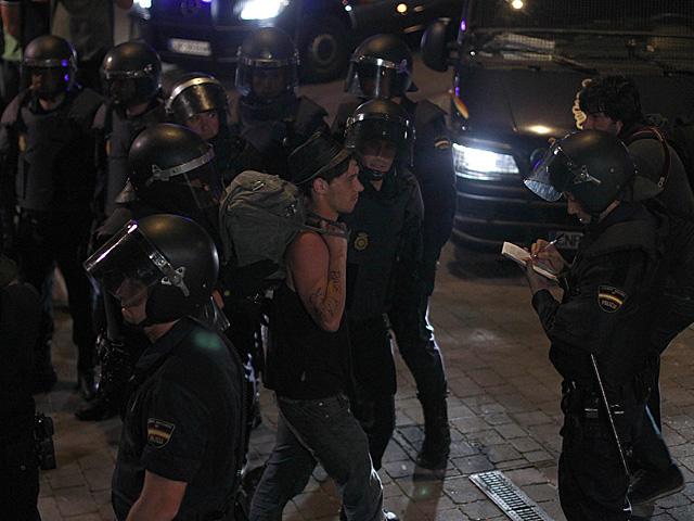 La Polica desaloja a un centenar de indignados en Madrid. | Javier Barbancho