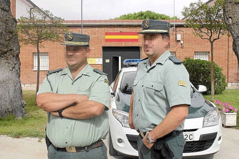 Dos agentes, tras ayudar en un parto en Valladolid. | G. M. Pisabarro