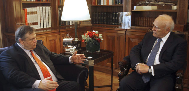 El presidente griego (dcha.) conversa con el líder del Pasok en el palacio presidencial de Atenas. | Efe