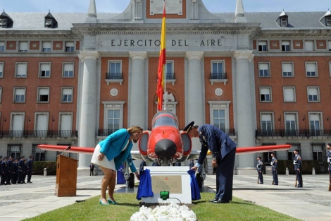 La alcaldesa Ana Botella inaugura el monumento. | EM
