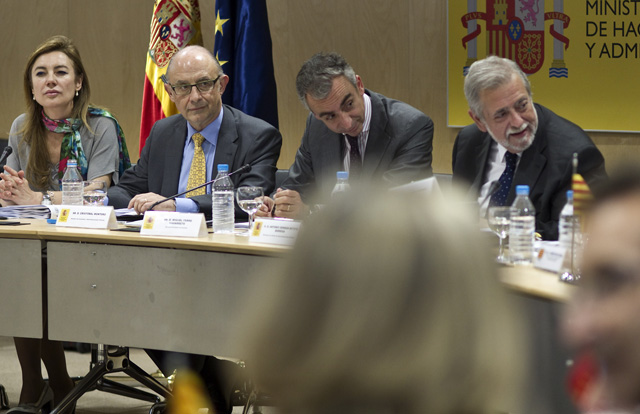 El ministro de Hacienda (seg. dcha.), en la reunin del Consejo de Poltica Fiscal. | Alberto di Lolli
