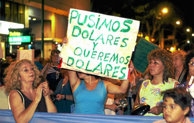 Argentinos protestan en 2011 porque sus depsitos se 'pesificaron' en 2002, perdiendo as valor. | Efe