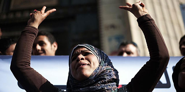 Una manifestante contra la Junta Militar hace la señal de la victoria en El Cairo. | AFP