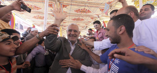 El candidato a la presidencia de Egipto, Abdel Moneim Abul Futuh, saluda a sus seguidores. | Efe