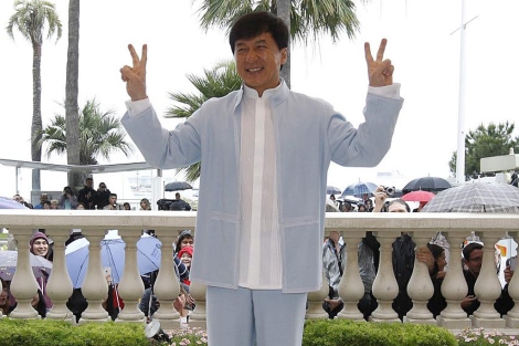 El actor Jackie Chan posa en la 65 edicin del festival de Cannes. | Efe
