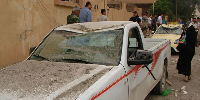 Varios ciudadanos examinan los daos materiales tras la explosin en Deir al Zur (Siria). | Afp