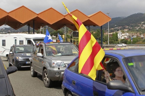 Conductores contra los peajes ondean banderas 'estelades' en Vilassar. | Efe