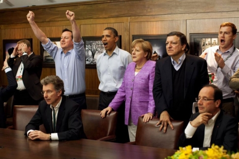 Cameron celebra un gol del Chelsea junto a Obama y Merkel. | Reuters