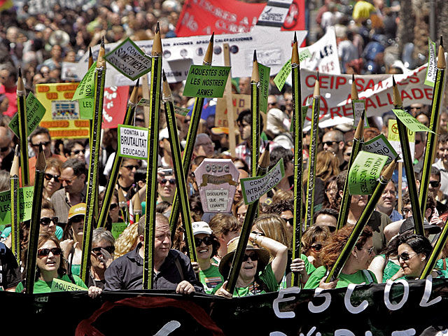 Manifestantes en Valencia muestras lápices gigantes con un cartel donde se lee 'estas son nuestras armas'. | Efe.