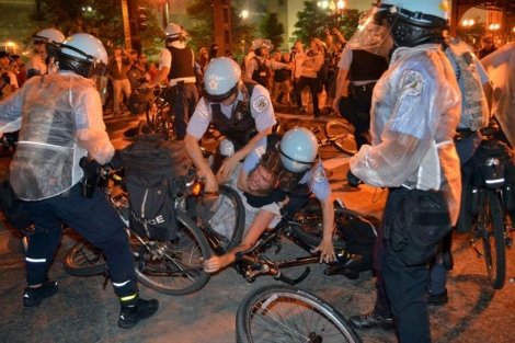 La Polica detiene a uno de los manifestantes en Chicago.