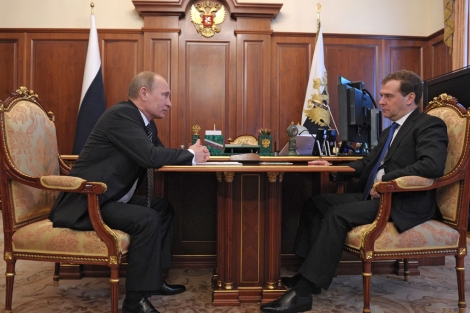 Vladimir Putin (izqda.) conversa con Dmitri Medvedev en el Kremlin. | Afp