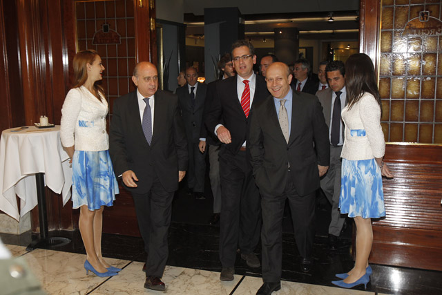 Los ministros Fernández y Wert, acompañados de Basagoiti, en la Tribuna Europa. | Iñaki Andrés