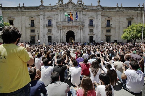Concentracin de protesta a las puertas del Rectorado de la Hispalense. | Conchitina