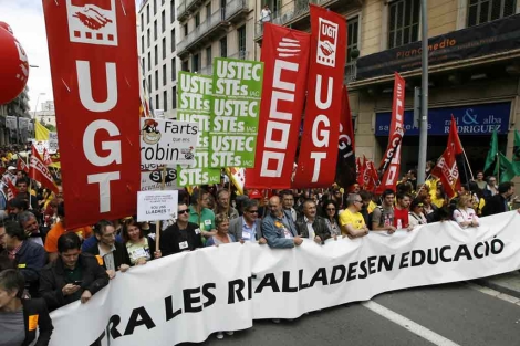 Sindicatos tras una de las pancartas de la manifestacin. | Jordi Soteras
