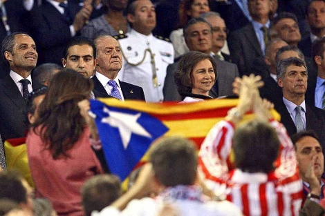 Pitada al himno durante la ltima final Athletic - Barcelona, con los Reyes en el palco. | V. Bosch