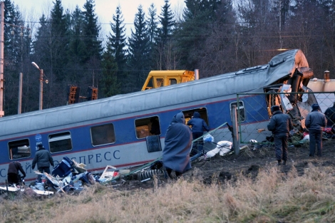 Policas rusos inspeccionan el tren donde explot una bomba en 2009 en Rusia. | Efe