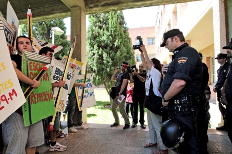 La Polica custodia la puerta de la Conselleria ante la protesta de los estudiantes. | Efe