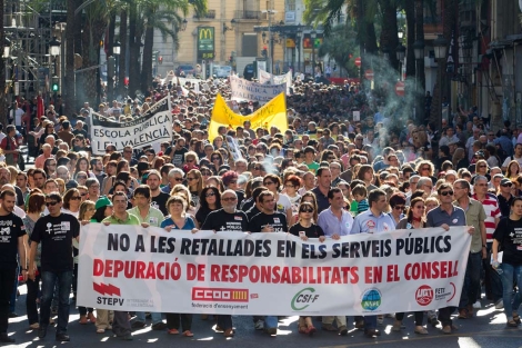 Miles de personas recorren el centro de Valencia contra los recortes. | Benito Pajares