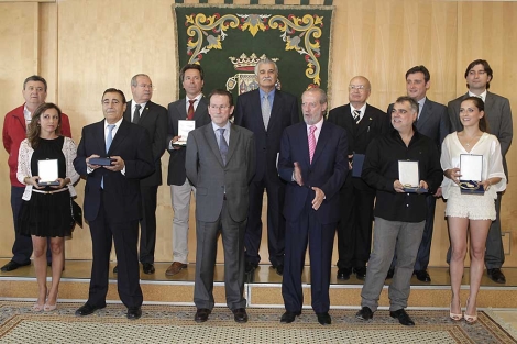 Foto de familia de todos los distinguidos con las medallas y títulos de la Diputación. | Conchitina