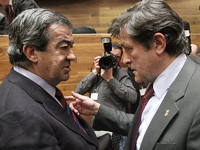 Alvarez Cascos y Javier Fernndez se saludan durante la sesin. | Cerejudo / Efe