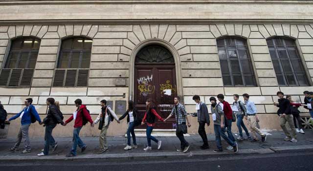 Estudiantes en Roma forman una cadena humana para conmemorar el vigsimo aniversario este mircoles.| Efe