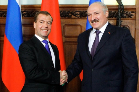El presidente bielorruso, Alexander Lukashenko (dcha.), con Dimitri Medvedev en Mosc. | Afp
