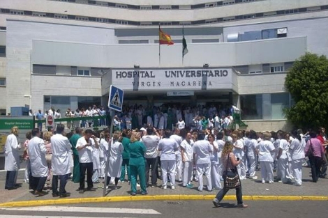 Protesta a las puertas del hospital Virgen Macarena de Sevilla este martes. | EM