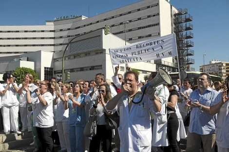 Trabajadores del Hospital Macarena de Sevilla protestan por los recortes. | Esther Lobato