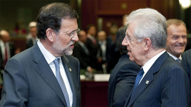 Rajoy conversa con Monti al inicio de la reunin en Bruselas. | Efe