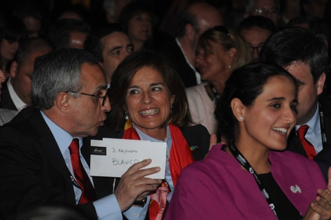 Alejandro Blanco charla con Ana Botella durante la ceremonia del CIO. | M2020