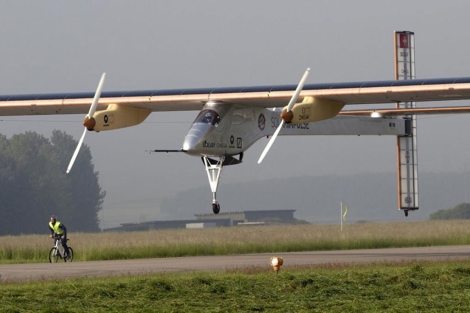 El avin Solar Impulse aterrizando en Payerne el jueves. | Reuters