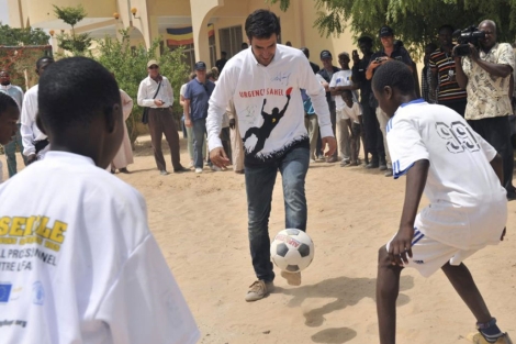 Ral, jugando con unos nios en su visita a a Chad. | Efe