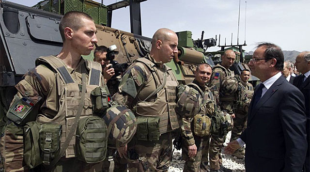 Hollande saluda a las tropas a su llegada a Kabul. | Afp