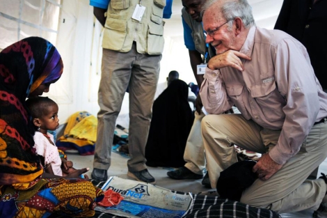 El director ejecutivo de Unicef, Anthony Lake, visita a un nio en Chad. | EL MUNDO