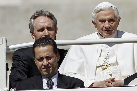 Paolo Gabriele, el ayudante de cmara del Papa (abajo).| Reuters