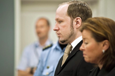 Anders Behring Breivik, junto a su abogada, en el juicio.| Efe