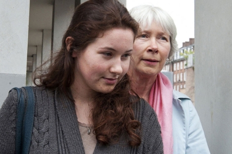 Laura Johnson, junto a su madre a la salida del tribunal. | Afp